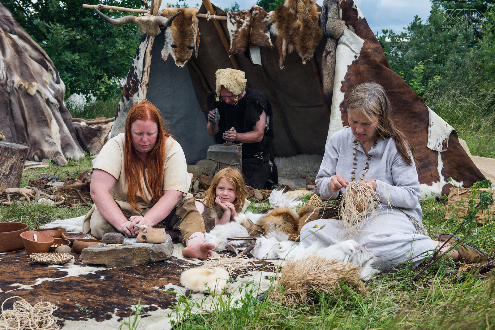 Historia Mundi - Prehistorische mensen Midden juni vond in Lommel het Historia Mundi evenement plaats. Gedurende 2 dagen kwamen velen groepen samen die aan re-enacting en living history doen. Op basis van geschiedkundig onderzoek deden alle groepen zeer veel moeite om zowel kleding, wapens, tenten als ambachten zo waarheidsgetrouw mogelijk na te maken en na te spelen. Veel van deze mensen kennen hun stukje geschiedenis erg gedetailleerd en kunnen er zeer enthousiast over vertellen. Ik maakte een reeks foto's van mensen uit de prehistorie, Romeinen, Middeleeuwse ridders, soldaten uit de Renaissance, Schotse Highlanders, Duitse militairen uit WOI, ... Stefan Cruysberghs